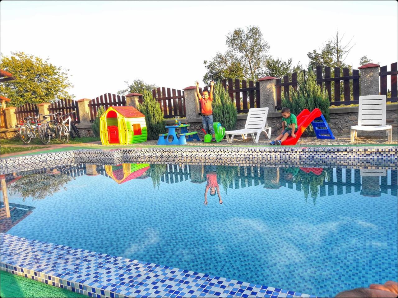 ホテル Casa Robi Pestisani エクステリア 写真